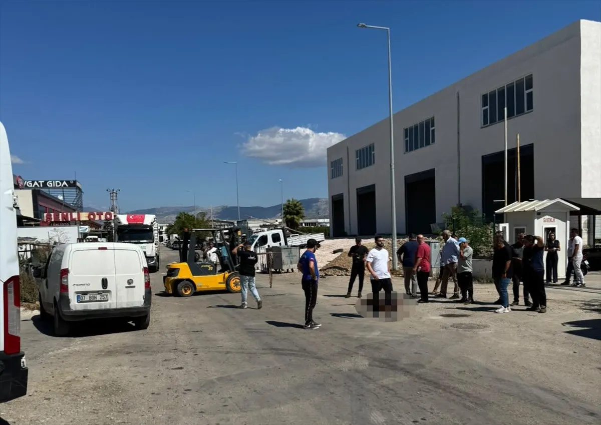 Antalya’da forklift ataşmanına çarpan motosikletin sürücüsü hayatını kaybetti