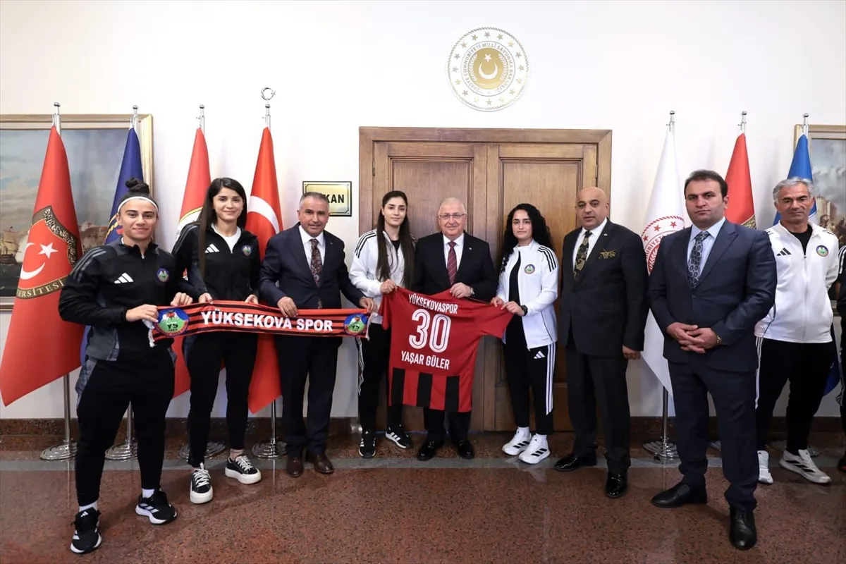 Bakan Güler, Yüksekova Spor Kadın Futbol Takımı’nı kabul etti