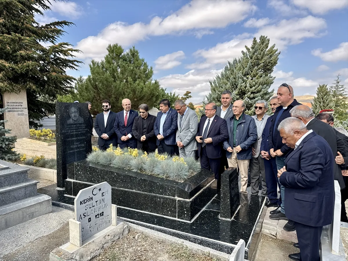 Bozkırın Tezenesi Neşet Ertaş, Kırşehir’de mezarı başında anıldı Bozkırın Tezenesi Neşet Ertaş, Kırşehir’de mezarı başında anıldı