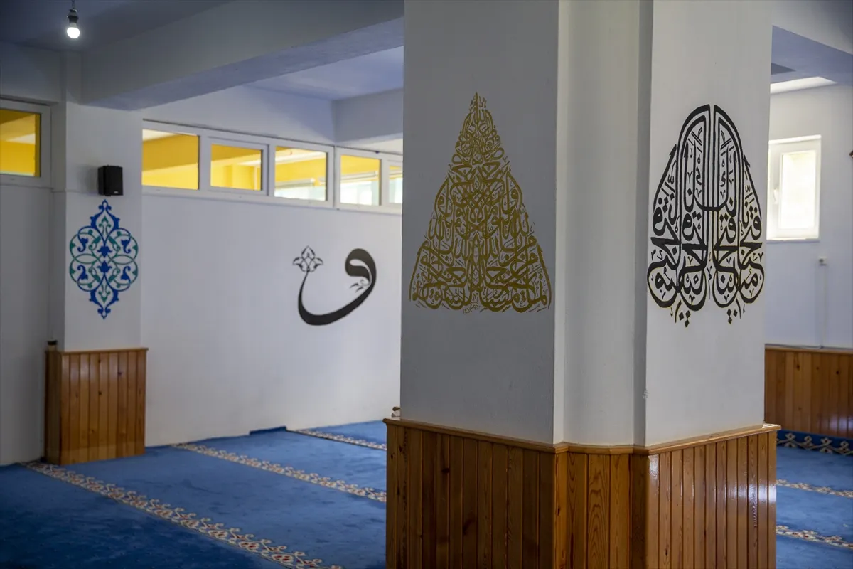 Kadınlar hat sanatını cami ve mescit duvarlarına taşıdı