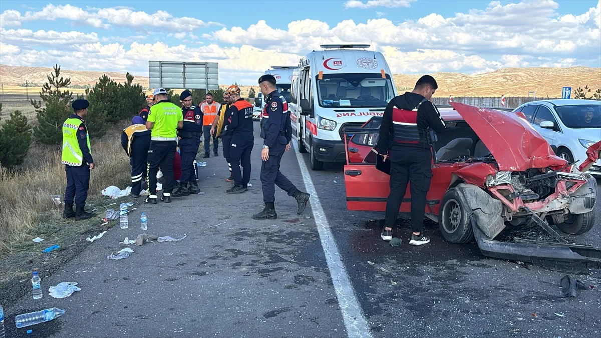 Sivas’ta tıra arkadan çarpan otomobildeki 6 kişi yaralandı Sivas’ta tıra arkadan çarpan otomobildeki 6 kişi yaralandı