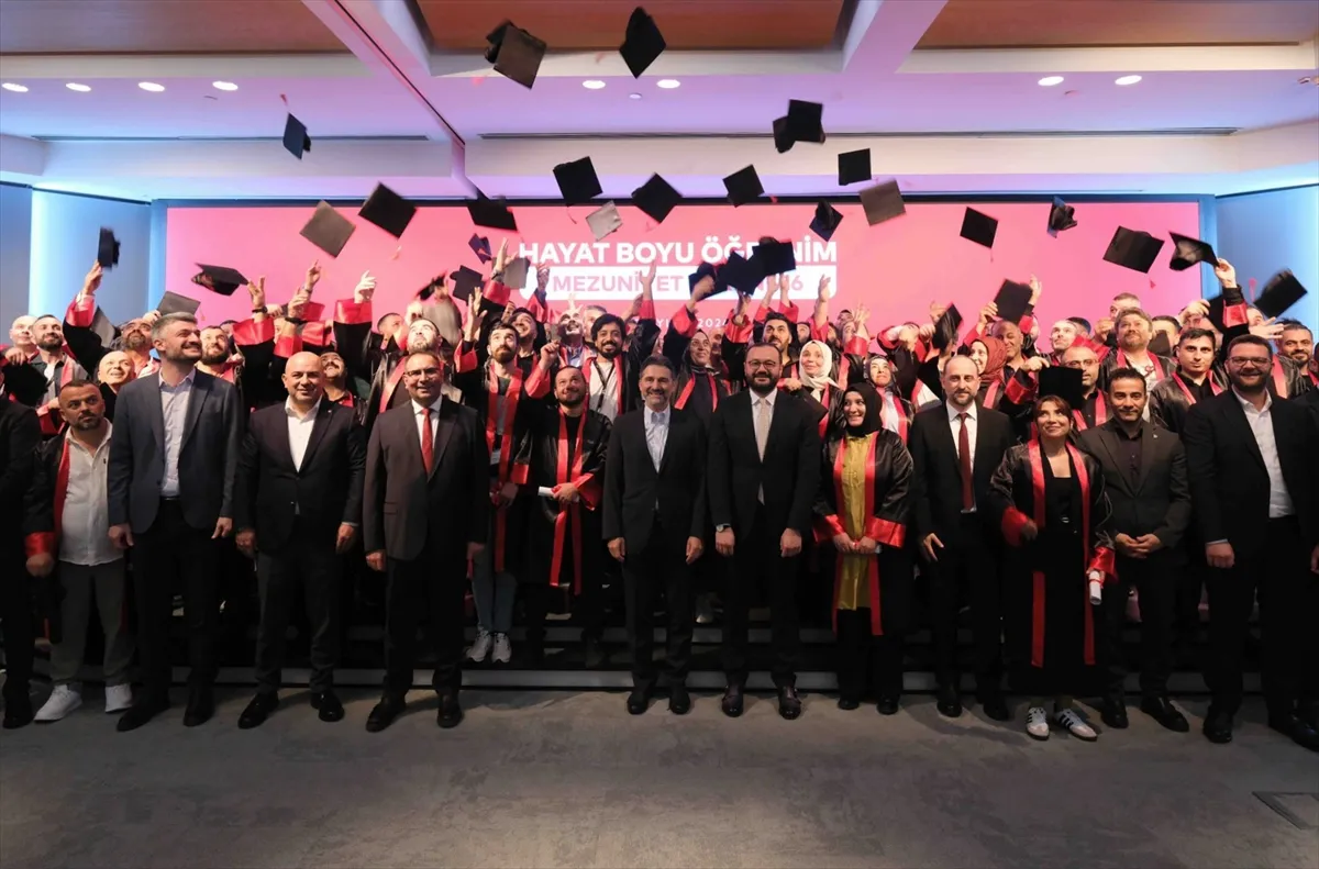 THY Yönetim Kurulu Başkanı Şeker, Lise Diploma Telafi Programı’na katıldı THY Yönetim Kurulu Başkanı Şeker, Lise Diploma Telafi Programı’na katıldı