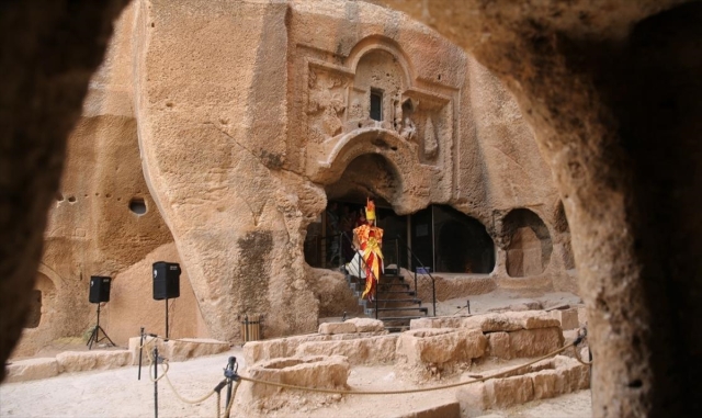 Dara Antik Kenti’nde "Taşla Dokunmuş, Sevgiyle Yoğrulmuş Mardin" defilesi yapıldı Dara Antik Kenti’nde "Taşla Dokunmuş, Sevgiyle Yoğrulmuş Mardin" defilesi yapıldı