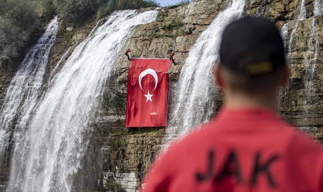 Komandolardan Cumhuriyetin 99. yılında ’Her yerdeyiz’ mesajı Komandolardan Cumhuriyetin 99. yılında ’Her yerdeyiz’ mesajı