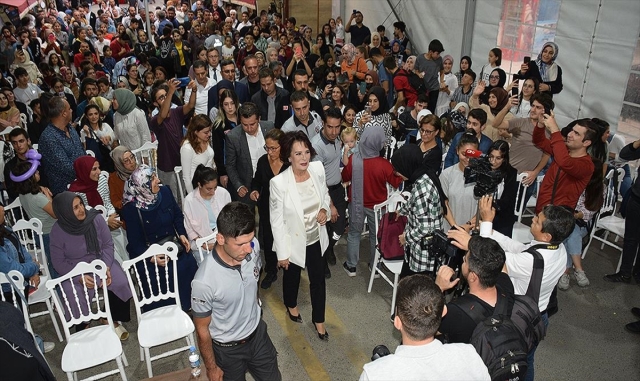 Oyuncu Hülya Koçyiğit Batmanlılarla buluştu Oyuncu Hülya Koçyiğit Batmanlılarla buluştu