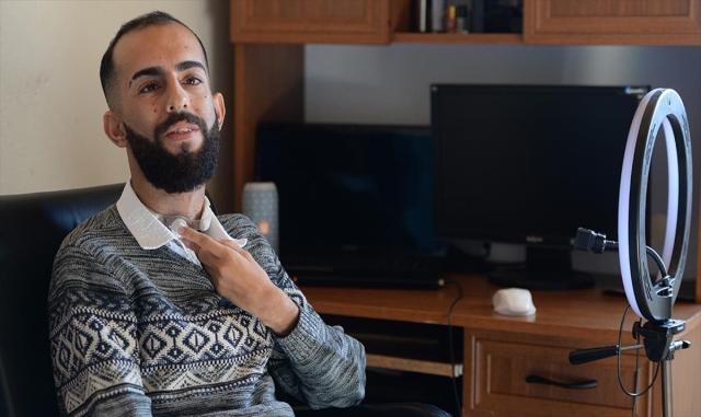 Soluk borusundaki deliğe rağmen seslendirdiği rap şarkılarla hayata bağlandı Soluk borusundaki deliğe rağmen seslendirdiği rap şarkılarla hayata bağlandı