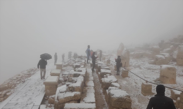 Nemrut Dağı’na mevsimin ilk karı yağdı Nemrut Dağı’na mevsimin ilk karı yağdı