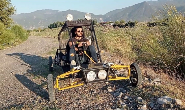 Topladığı hurda parçalarından kendi arazi aracını yaptı Topladığı hurda parçalarından kendi arazi aracını yaptı
