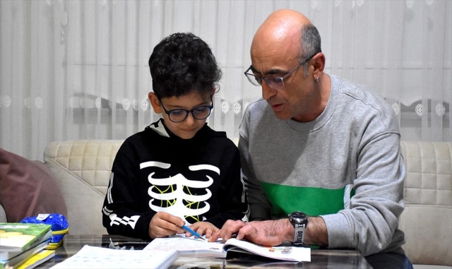 Hasta öğrencisine gönüllü olarak evde eğitim veriyor Hasta öğrencisine gönüllü olarak evde eğitim veriyor