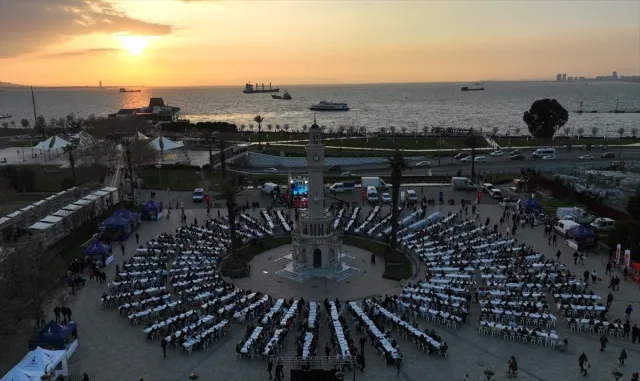 İzmir Konak Meydanı’nda depremzedelere iftar verildi İzmir Konak Meydanı’nda depremzedelere iftar verildi