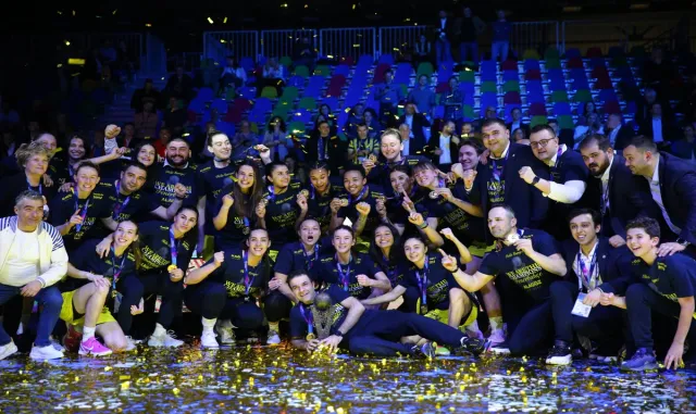 FIBA Kadınlar Avrupa Ligi şampiyonu Fenerbahçe, kupasını aldı