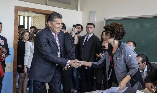 Ata İttifakı’nın cumhurbaşkanı adayı Oğan, Ankara’da oyunu kullandı Ata İttifakı’nın cumhurbaşkanı adayı Oğan, Ankara’da oyunu kullandı