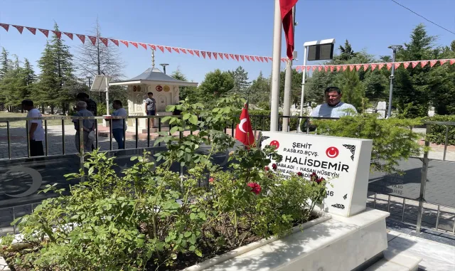 İstanbul’dan yola çıkan bisikletliler, şehitliklerden aldıkları toprağı Ömer Halisdemir’in kabrine ulaştırdı İstanbul’dan yola çıkan bisikletliler, şehitliklerden aldıkları toprağı Ömer Halisdemir’in kabrine ulaştırdı