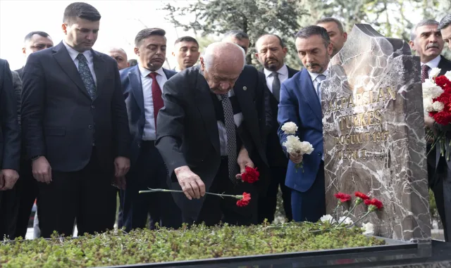 MHP Genel Başkanı Bahçeli, Alparslan Türkeş’in kabrini ziyaret etti: