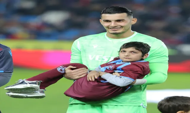 Trabzonspor’un forma tanıtımında yer alan lösemi hastası Hicran’ın cenazesi toprağa verildi Trabzonspor’un forma tanıtımında yer alan lösemi hastası Hicran’ın cenazesi toprağa verildi