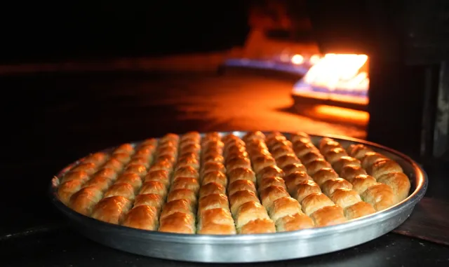 Baklava imalathaneleri bayram öncesi tam kapasite çalışıyor Baklava imalathaneleri bayram öncesi tam kapasite çalışıyor