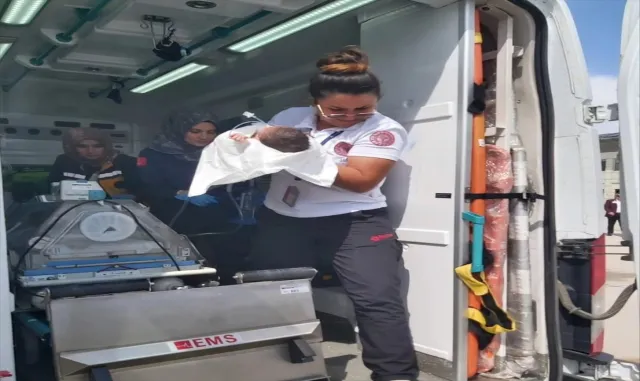 Van’da kalp yetmezliği olan bebek, ambulans uçakla İstanbul’a sevk edildi Van’da kalp yetmezliği olan bebek, ambulans uçakla İstanbul’a sevk edildi