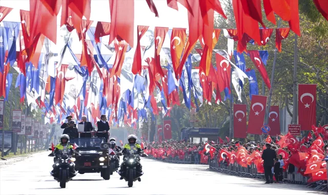 Cumhuriyet’in 101. yıl dönümü dolayısıyla Vatan Caddesi’nde tören düzenlendi