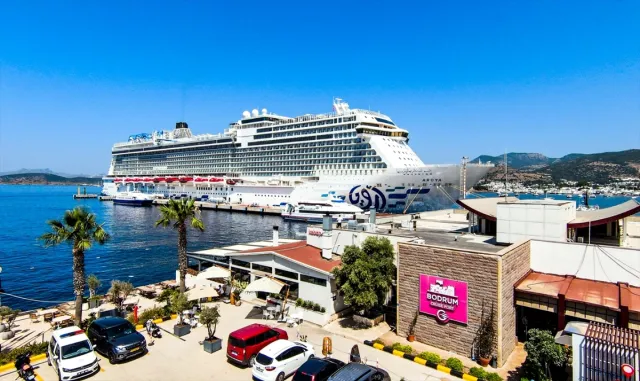 Bodrum’a ilk kez gelen AROYA Cruises, bando ve halk oyunları ekibiyle karşılandı Bodrum’a ilk kez gelen AROYA Cruises, bando ve halk oyunları ekibiyle karşılandı