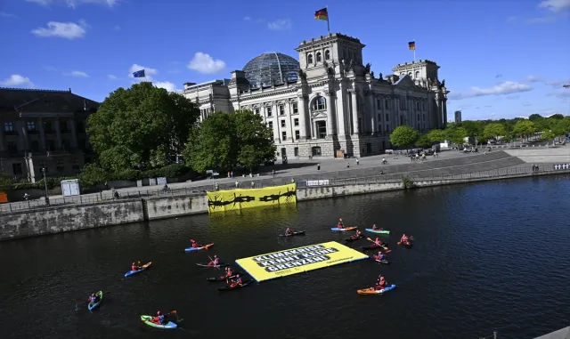 Greenpeace ve Uluslararası Af Örgütü aktivistleri Berlin’de farkındalık eylemi düzenledi Greenpeace ve Uluslararası Af Örgütü aktivistleri Berlin’de farkındalık eylemi düzenledi