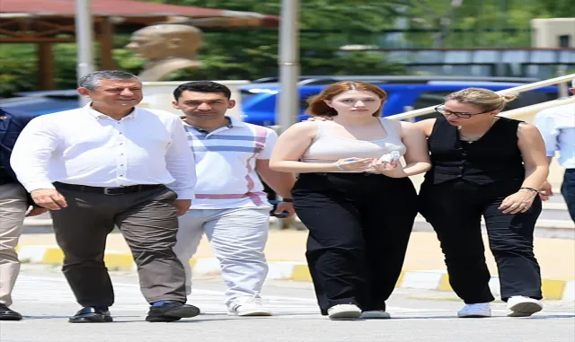 YKS’ye giren Ferdi Zeyrek’in kızı Nehir’i sınav yerine CHP Genel Başkanı Özel götürdü YKS’ye giren Ferdi Zeyrek’in kızı Nehir’i sınav yerine CHP Genel Başkanı Özel götürdü
