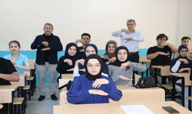 Amasya’da halk eğitimi merkezindeki kursta işaret dili kamyon arkası yazılarıyla öğretiliyor Amasya’da halk eğitimi merkezindeki kursta işaret dili kamyon arkası yazılarıyla öğretiliyor