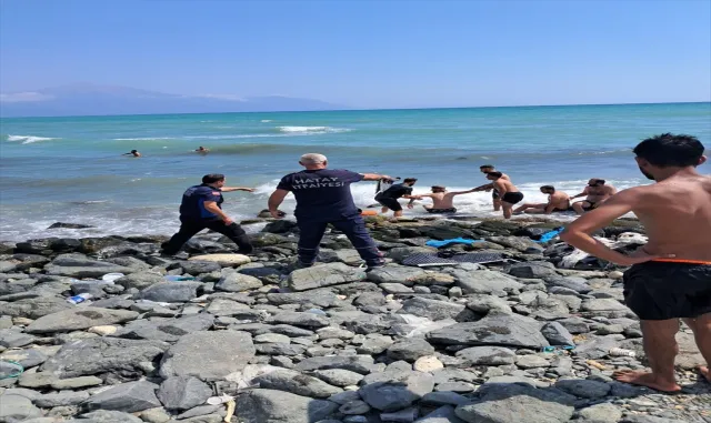 Hatay’da rip akıntısına kapılan 2 kişi kurtarıldı Hatay’da rip akıntısına kapılan 2 kişi kurtarıldı