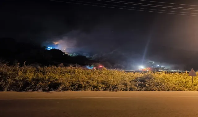 İzmir Dikili’de makilikte çıkan yangına müdahale ediliyor İzmir Dikili’de makilikte çıkan yangına müdahale ediliyor