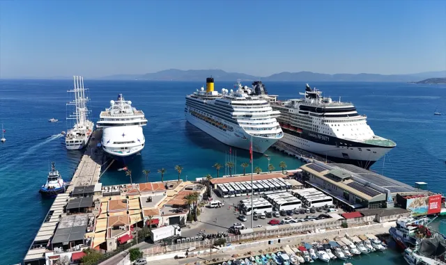 Kuşadası’na 4 kruvaziyerle 6 bin 298 turist geldi