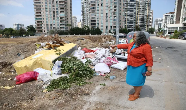 Adana Seyhan’da biriken çöpler kötü kokuya neden oluyor