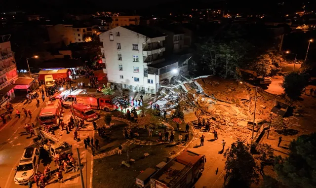 Balıkesir Sındırgı merkezli depremin yol açtığı yıkım dronla görüntülendi Balıkesir Sındırgı merkezli depremin yol açtığı yıkım dronla görüntülendi