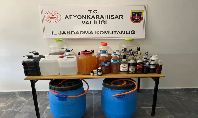 Afyonkarahisar’da sahte alkol imalatçılarına yönelik operasyonda 3 şüpheli yakalandı Afyonkarahisar’da sahte alkol imalatçılarına yönelik operasyonda 3 şüpheli yakalandı