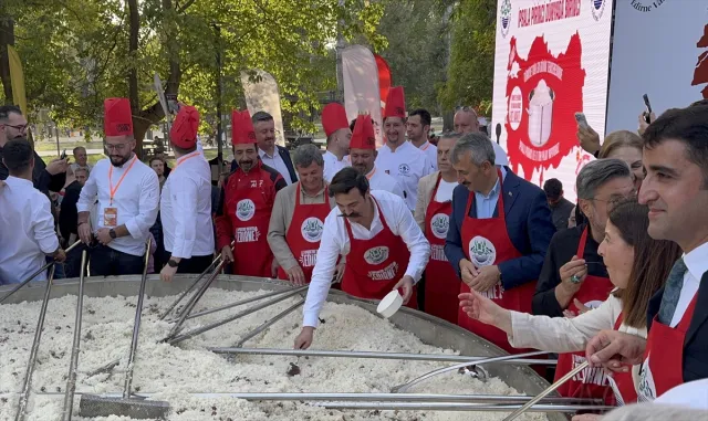 Edirne’de dev tencerede İpsala pirincinden yapılan 6 ton pilav vatandaşlara dağıtıldı Edirne’de dev tencerede İpsala pirincinden yapılan 6 ton pilav vatandaşlara dağıtıldı