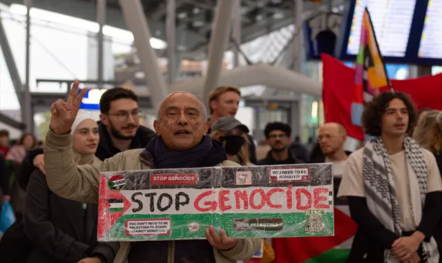 Hollanda’da 20 tren istasyonunda Filistin’e destek için oturma eylemleri yapıldı Hollanda’da 20 tren istasyonunda Filistin’e destek için oturma eylemleri yapıldı