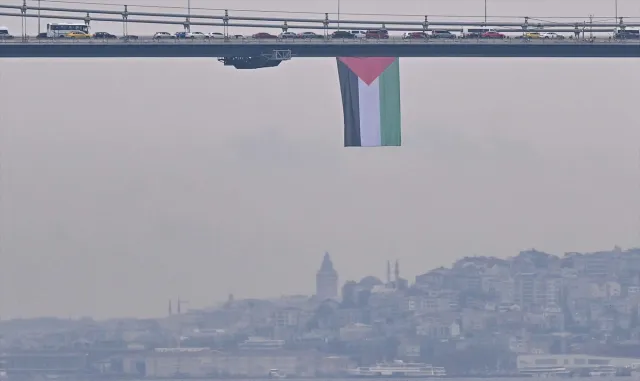 İstanbul Boğazı’ndaki köprülere Filistin’e destek için bayrak asıldı İstanbul Boğazı’ndaki köprülere Filistin’e destek için bayrak asıldı
