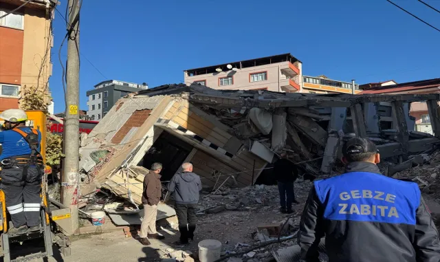 Kocaeli’de çöken binanın enkazında bilirkişi heyeti inceleme yapıyor Kocaeli’de çöken binanın enkazında bilirkişi heyeti inceleme yapıyor