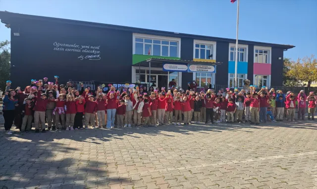 Sarıoğlan’da ilkokul öğrencileri turşu kurma etkinliğinde buluştu Sarıoğlan’da ilkokul öğrencileri turşu kurma etkinliğinde buluştu