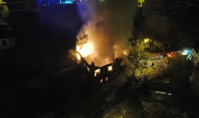 GÜNCELLEME - Safranbolu’da tarihi konakta çıkan yangına müdahale eden iki itfaiye eri yaralandı