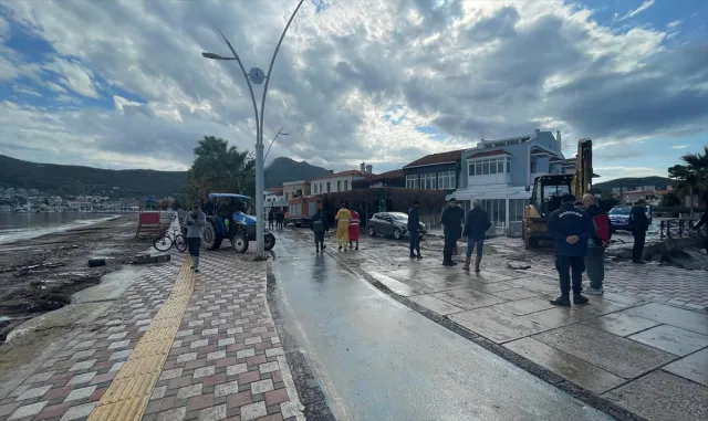 Sağanağın etkili olduğu İzmir Foça’da yaşayanlar altyapıdan şikayetçi Sağanağın etkili olduğu İzmir Foça’da yaşayanlar altyapıdan şikayetçi