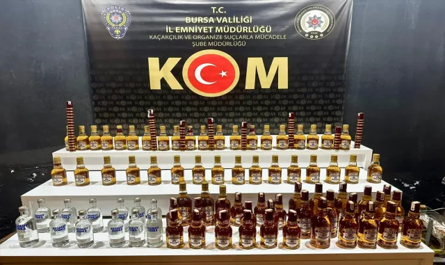 Bursa’da bir miktar sahte alkollü içkinin ele geçirildiği denetimlerde 2 zanlı yakalandı Bursa’da bir miktar sahte alkollü içkinin ele geçirildiği denetimlerde 2 zanlı yakalandı