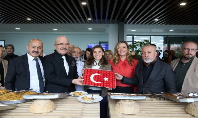 Kadın ustalar en iyi baklavayı yapmak için yarıştı Kadın ustalar en iyi baklavayı yapmak için yarıştı