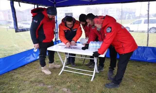 Kayıp öğretmen Porsuk Çayı’nda Ankara’dan gelen dalgıç polislerce aranıyor Kayıp öğretmen Porsuk Çayı’nda Ankara’dan gelen dalgıç polislerce aranıyor