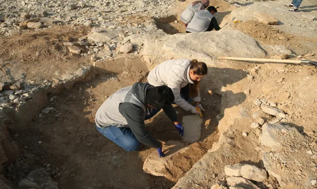 Adıyaman’da Göbeklitepe’deki T taşları andıran yapılar bulundu Adıyaman’da Göbeklitepe’deki T taşları andıran yapılar bulundu