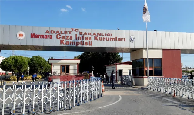 Ahmet Özer’e silahlı terör örgütü PKK/KCK üyesi olmak suçundan 6 yıl 3 ay hapis cezası Ahmet Özer’e silahlı terör örgütü PKK/KCK üyesi olmak suçundan 6 yıl 3 ay hapis cezası