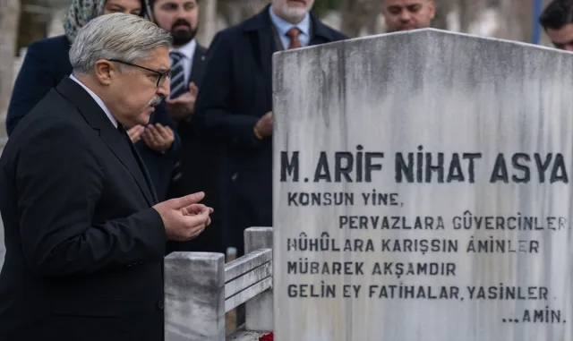 Bayrak Şairi Arif Nihat Asya vefatının 51. yılında kabri başında anıldı Bayrak Şairi Arif Nihat Asya vefatının 51. yılında kabri başında anıldı