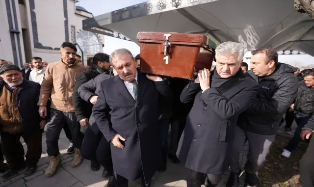 BBP Genel Başkanı Destici, BBP MKYK üyesi Ayantaş’ın babasının cenaze törenine katıldı BBP Genel Başkanı Destici, BBP MKYK üyesi Ayantaş’ın babasının cenaze törenine katıldı