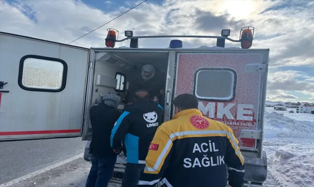 Bingöl’de yolu kardan kapanan köydeki KOAH hastası paletli ambulansla hastaneye ulaştırıldı