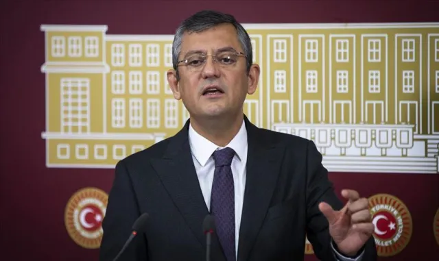 CHP Genel Başkanı Özel, sanatçı Haldun Dormen’in ailesini ziyaret etti