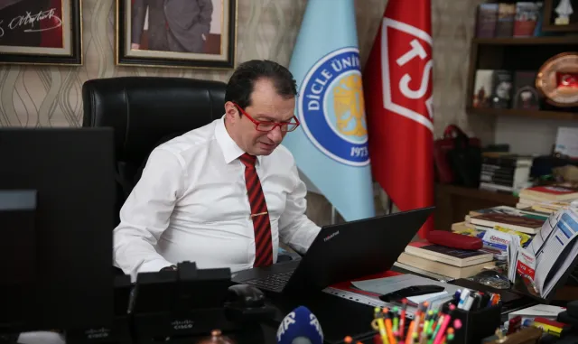 Dicle Üniversitesi Rektörü Prof. Dr. Eronat, AA’nın Yılın Kareleri oylamasına katıldı