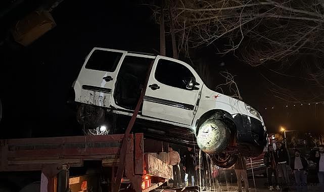 El freni çekilmeyen park halindeki araç Porsuk Çayı’na düştü El freni çekilmeyen park halindeki araç Porsuk Çayı’na düştü